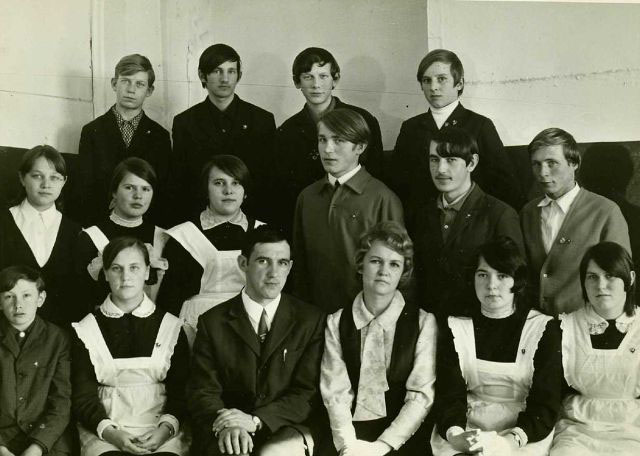 Фото 1973г. Карповский Александр Алексеевич и Дуброва Зинаида Ефимовна с выпускниками