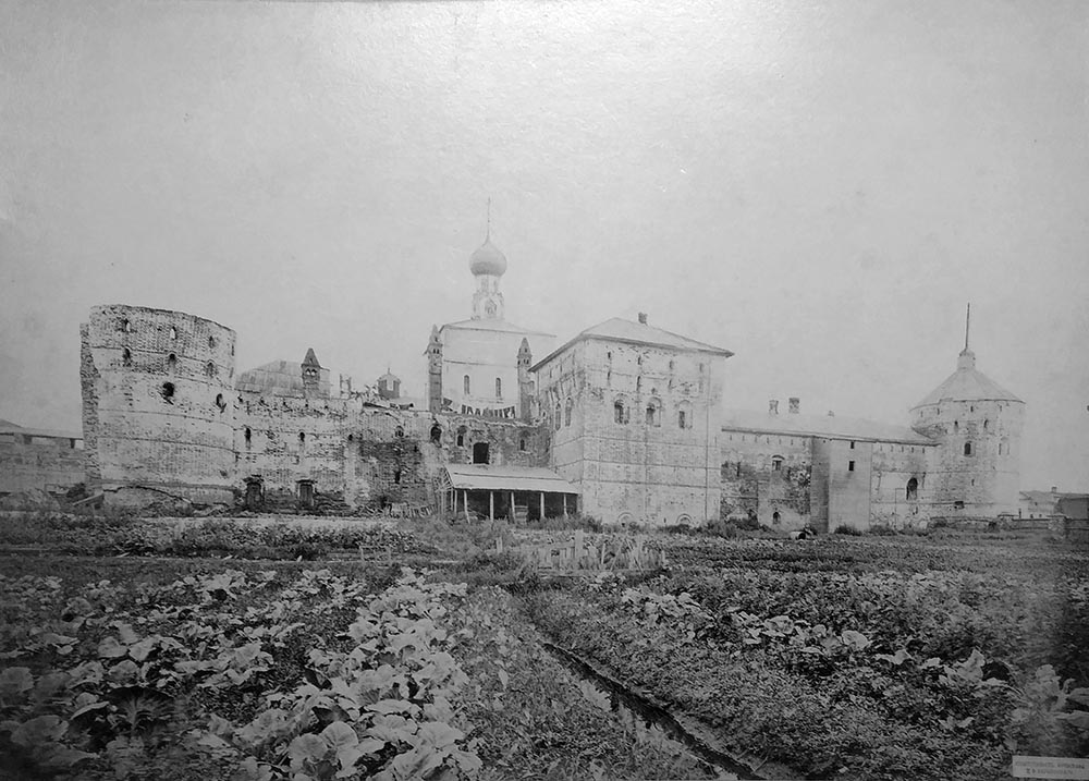 Вид Ростовского архиерейского двора до реставрации